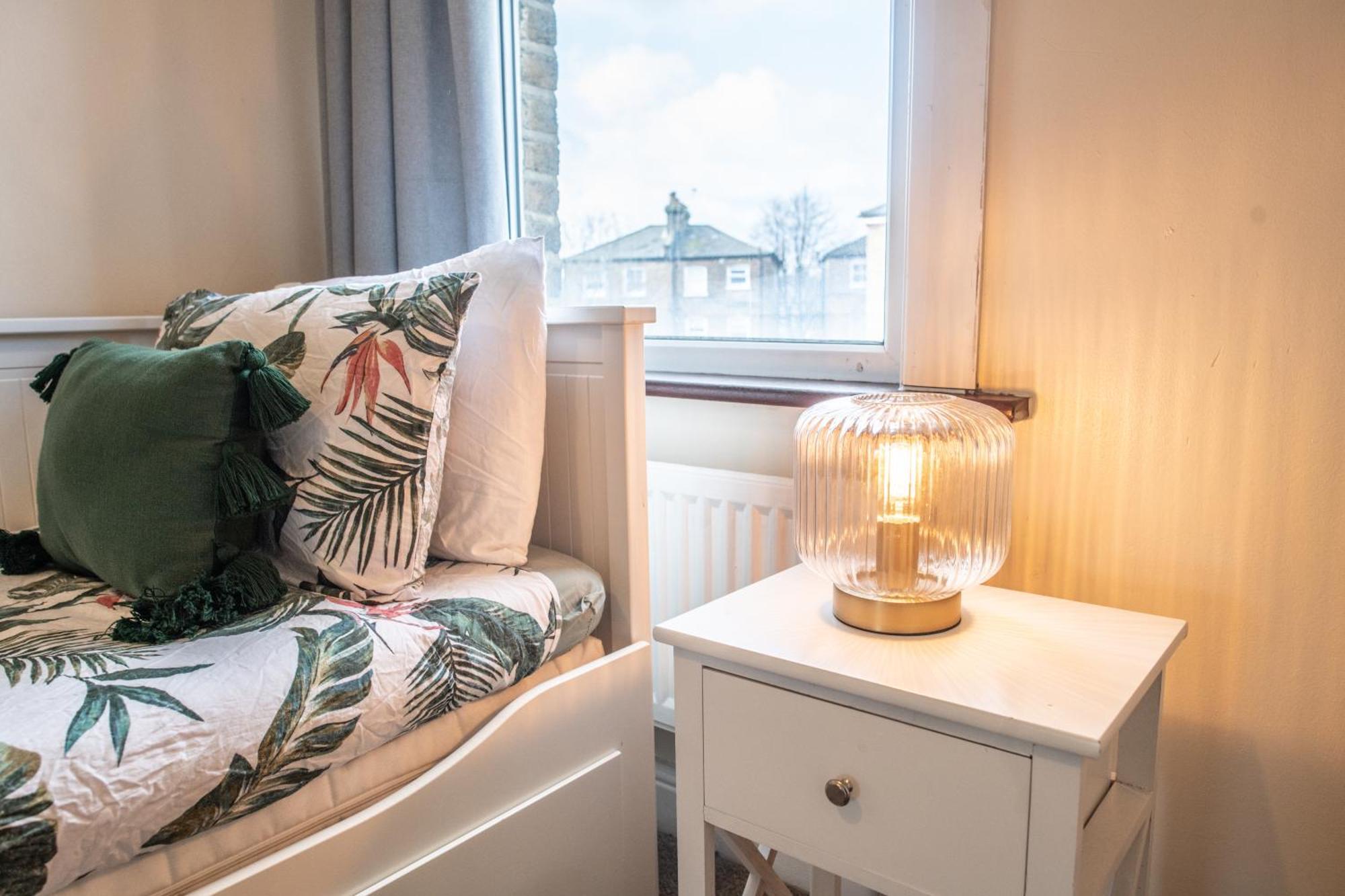 4 Bedroom Flat With High Speed Wi-Fi In North Acton, Ealing, West London Luaran gambar